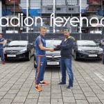 Feyenoord-supporter overhandigt sleutel van nieuwe Insignia aan Dirk Kuyt